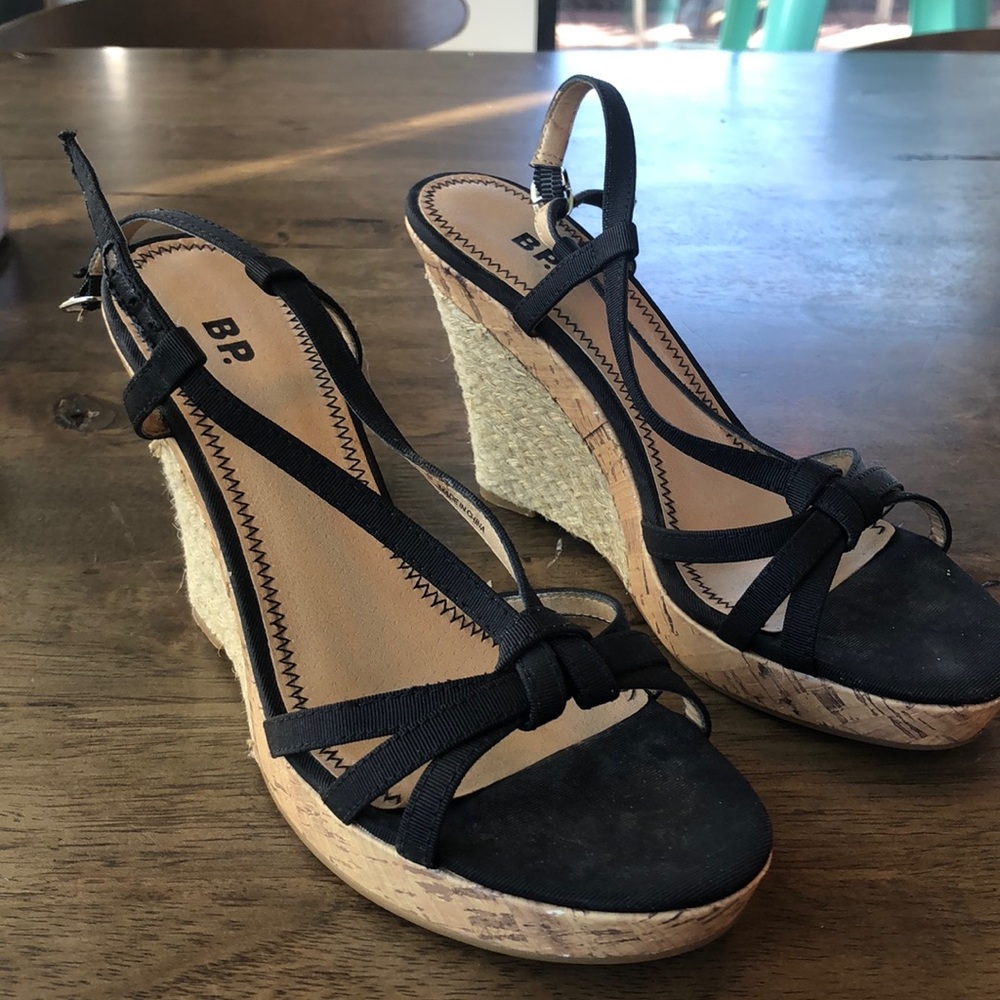 Black wedges
